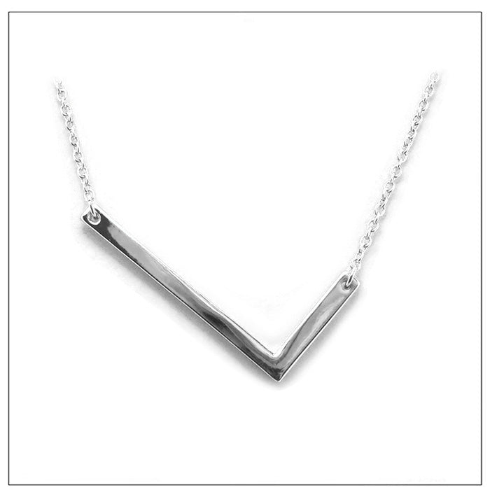 Beautiful ‘L’ Monogram Metal Pendant Necklace