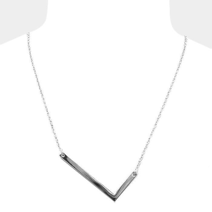 Beautiful ‘L’ Monogram Metal Pendant Necklace