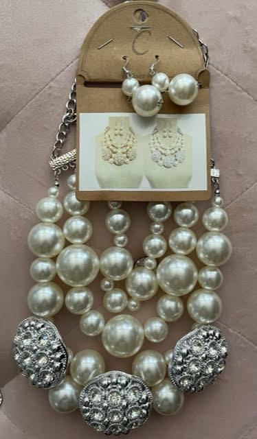 Beautiful Pearl Crystal Necklace and Earrings Set “High End”